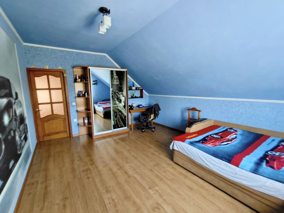 Продається двоповерховий будинок у місті васильків