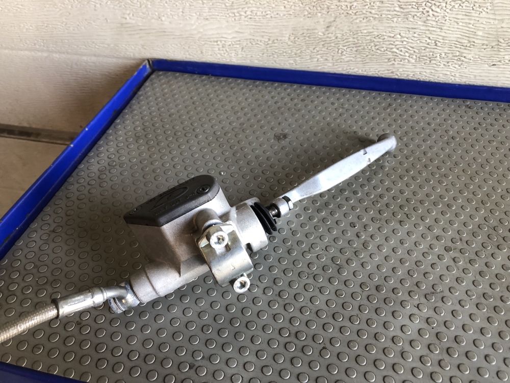 Układ hamulcowy beta rr 50 zacisk pompa
