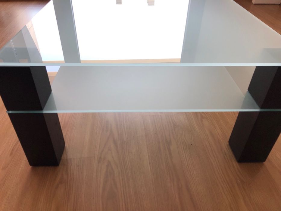 Mesa de centro com tampo de vidro fosco (design exclusivo)