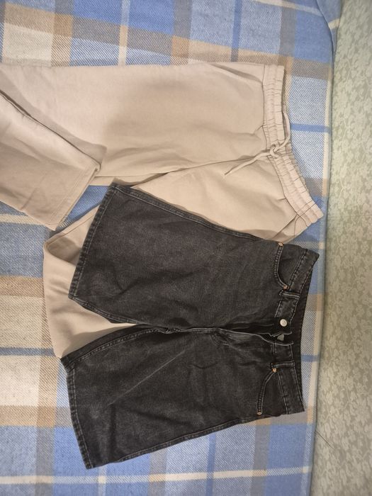 Шорти та штани є