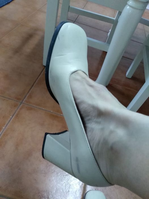 Sapatos beje em pele n. 38