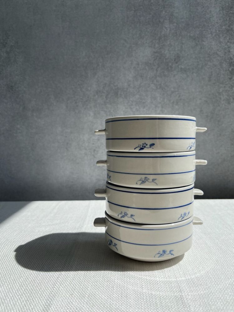 Ceramiczne kokilki z delikatnym niebieskim zdobieniem