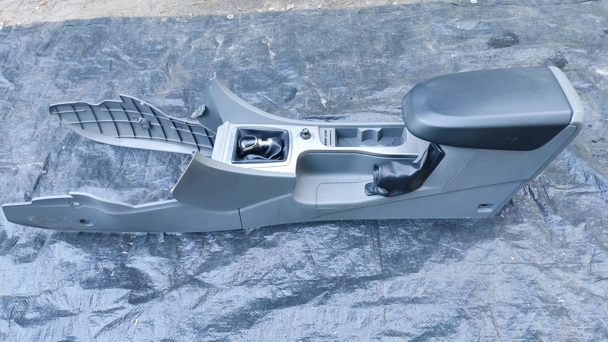 Ford Focus mk2 lift orginalny podłokietnik plus przetwornica.