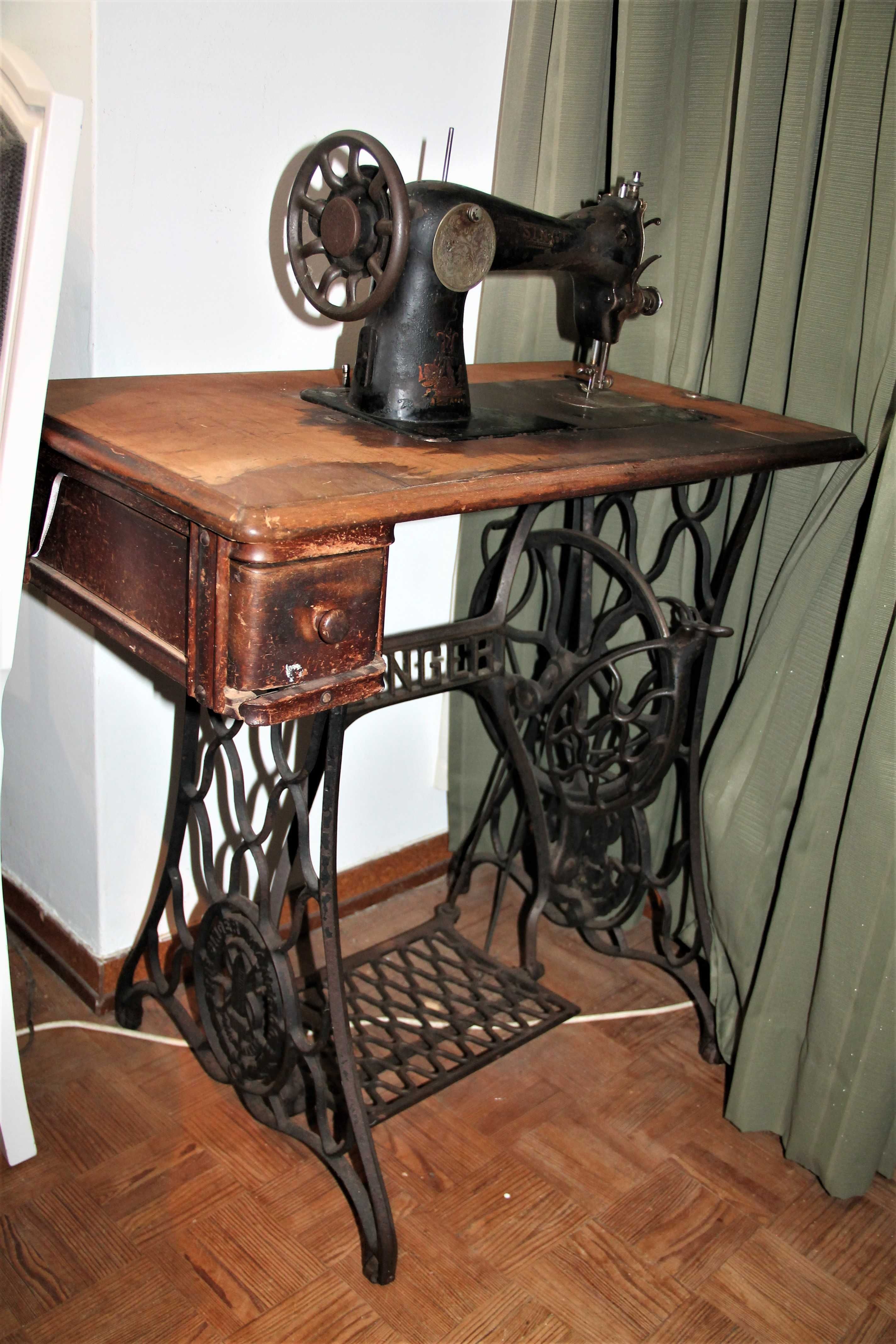 Antiga máquina de costura SINGER