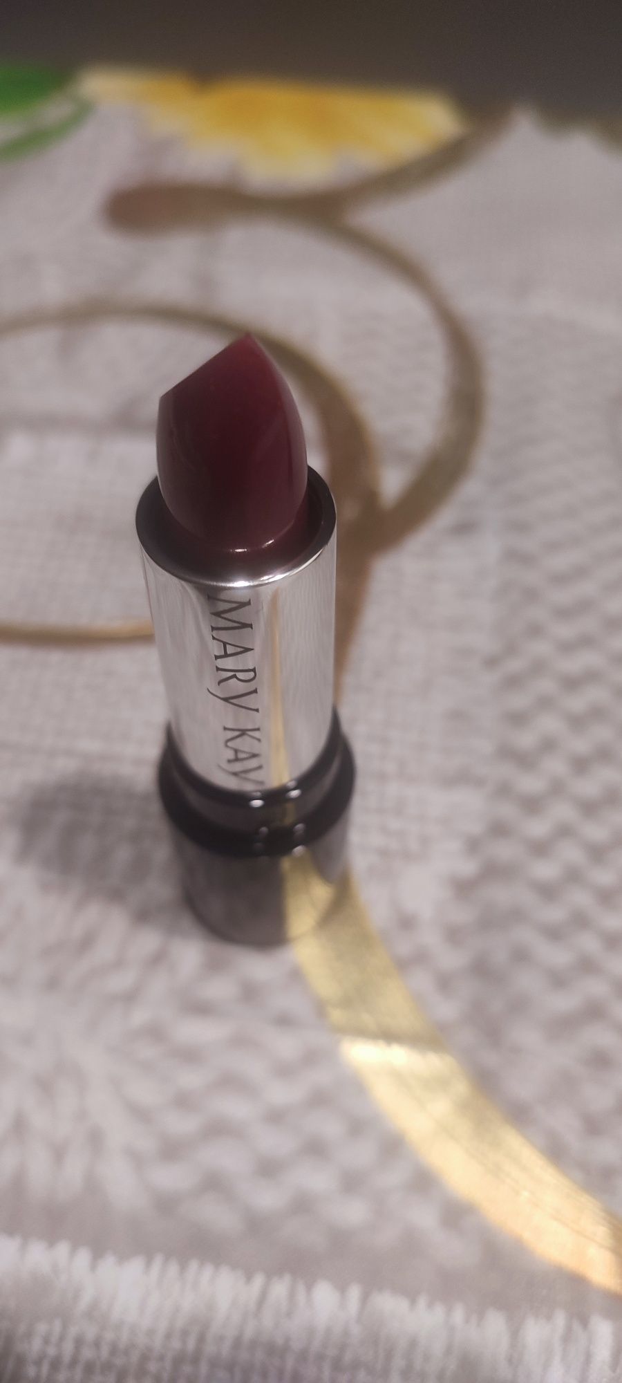 Помада Mary Kay.