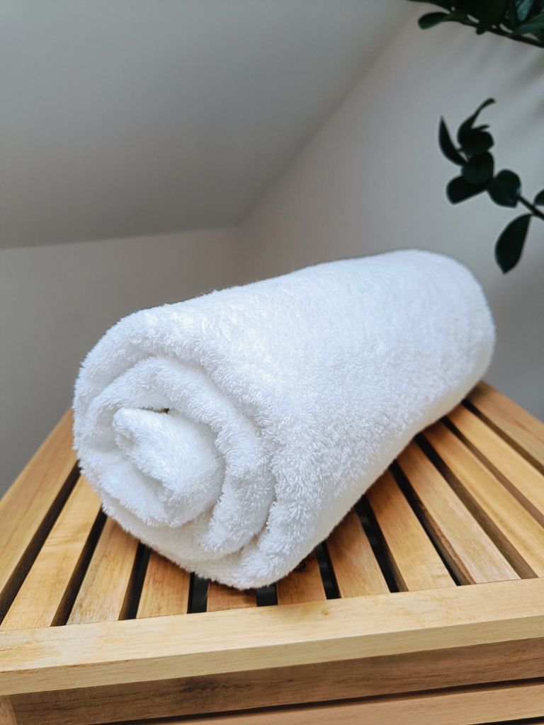 Ręcznik biały hotelowy duży kąpielowy spa sauna basen