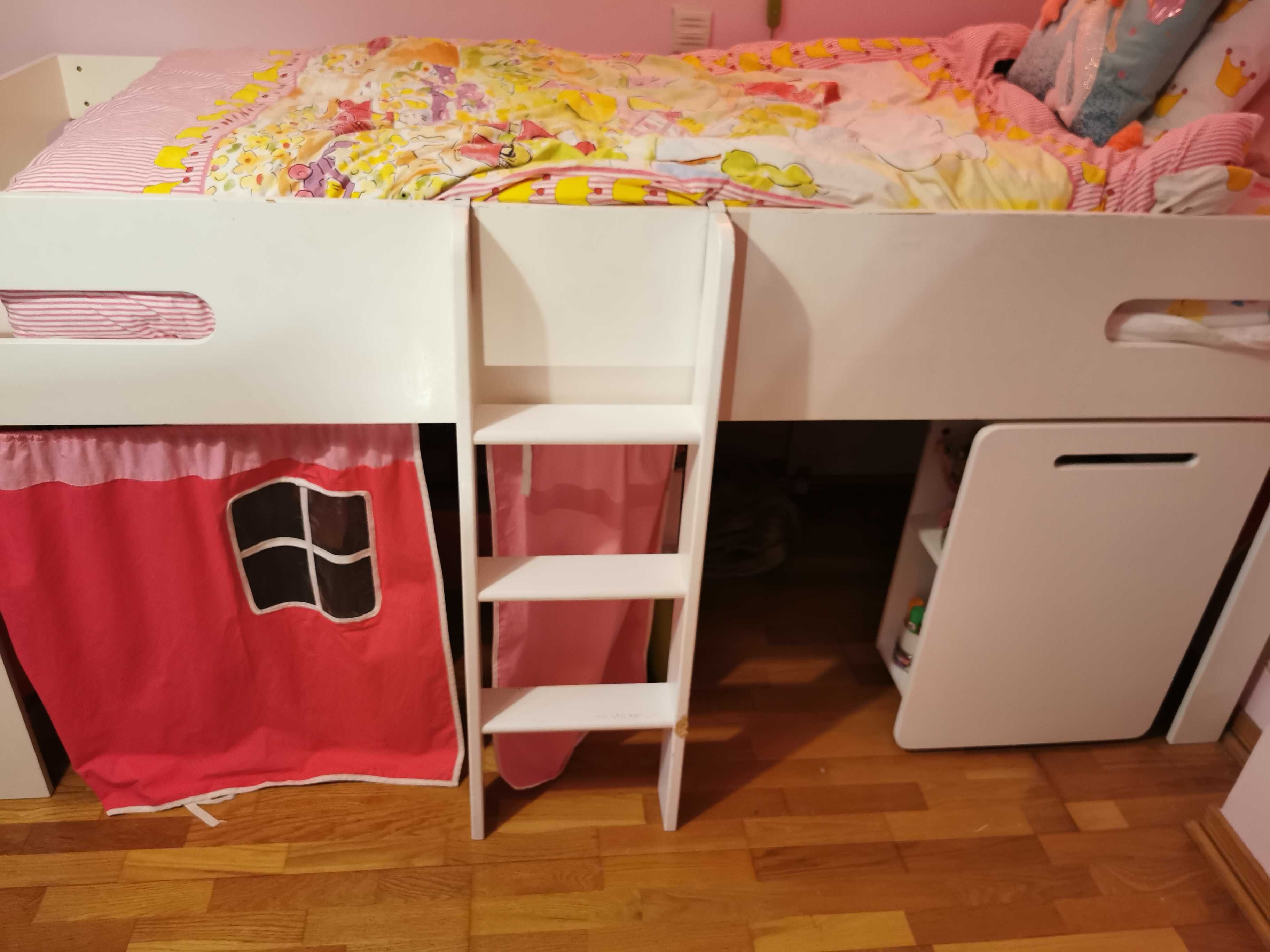 Cama alta com secretária