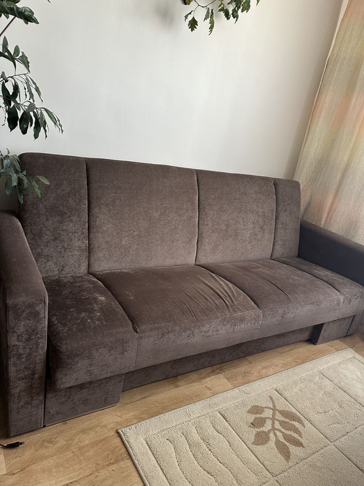 Brązowa, trzyosobowa sofa