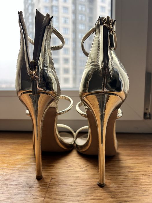 Босоніжки золотого кольору розмір 35 і 5 , 36