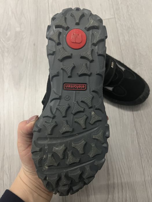 Натуральні  кросівки