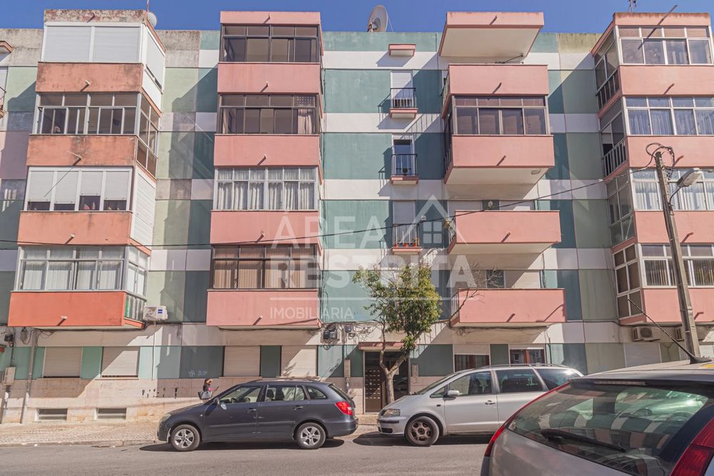 Apartamento T4 transformado em T3 no Laranjeiro