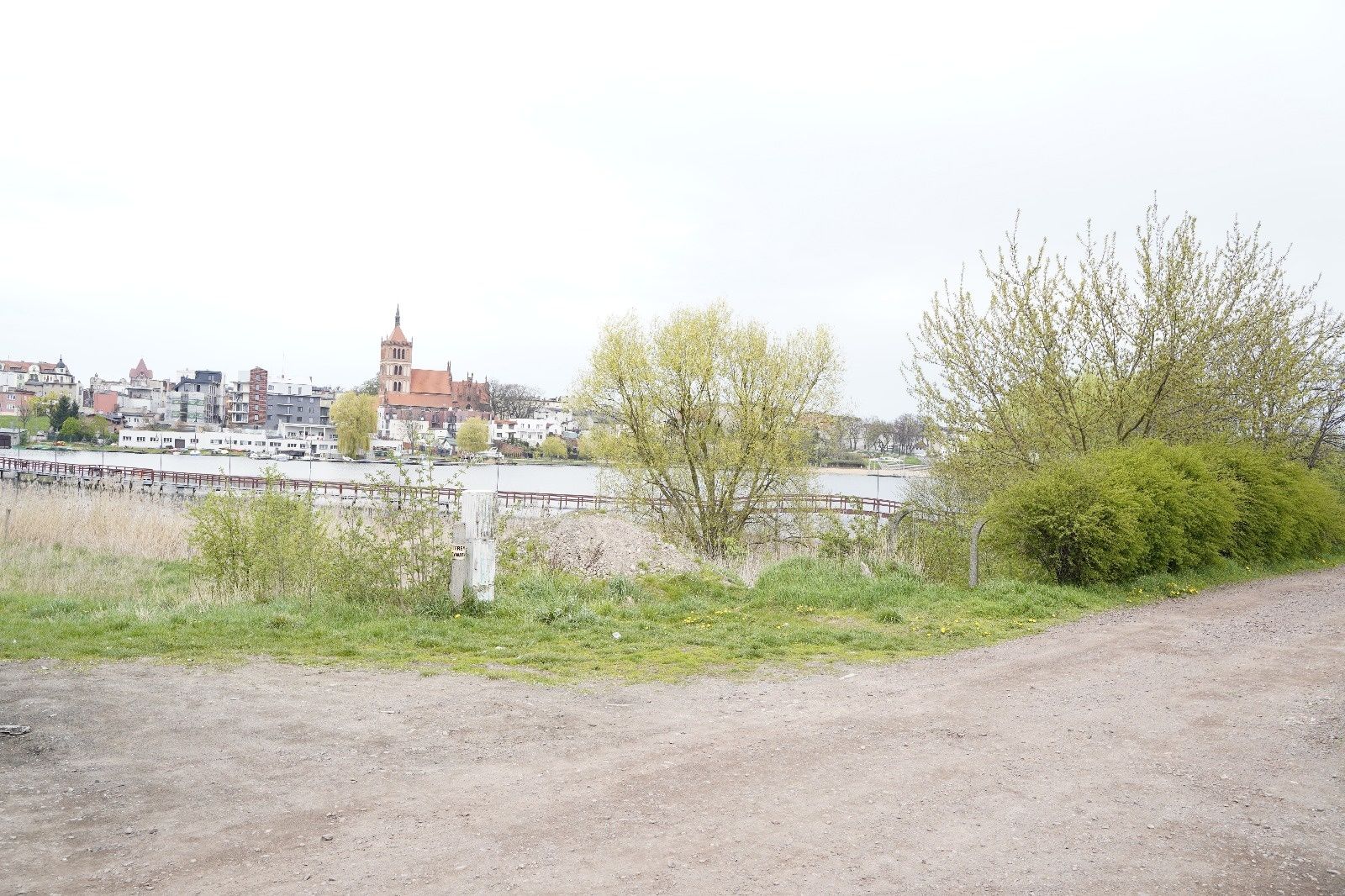 Działka inwestycyjna nad jeziorem