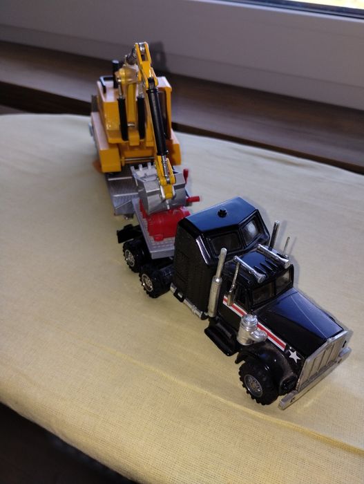 Retro zabawki Transporter z koparką od Playbear