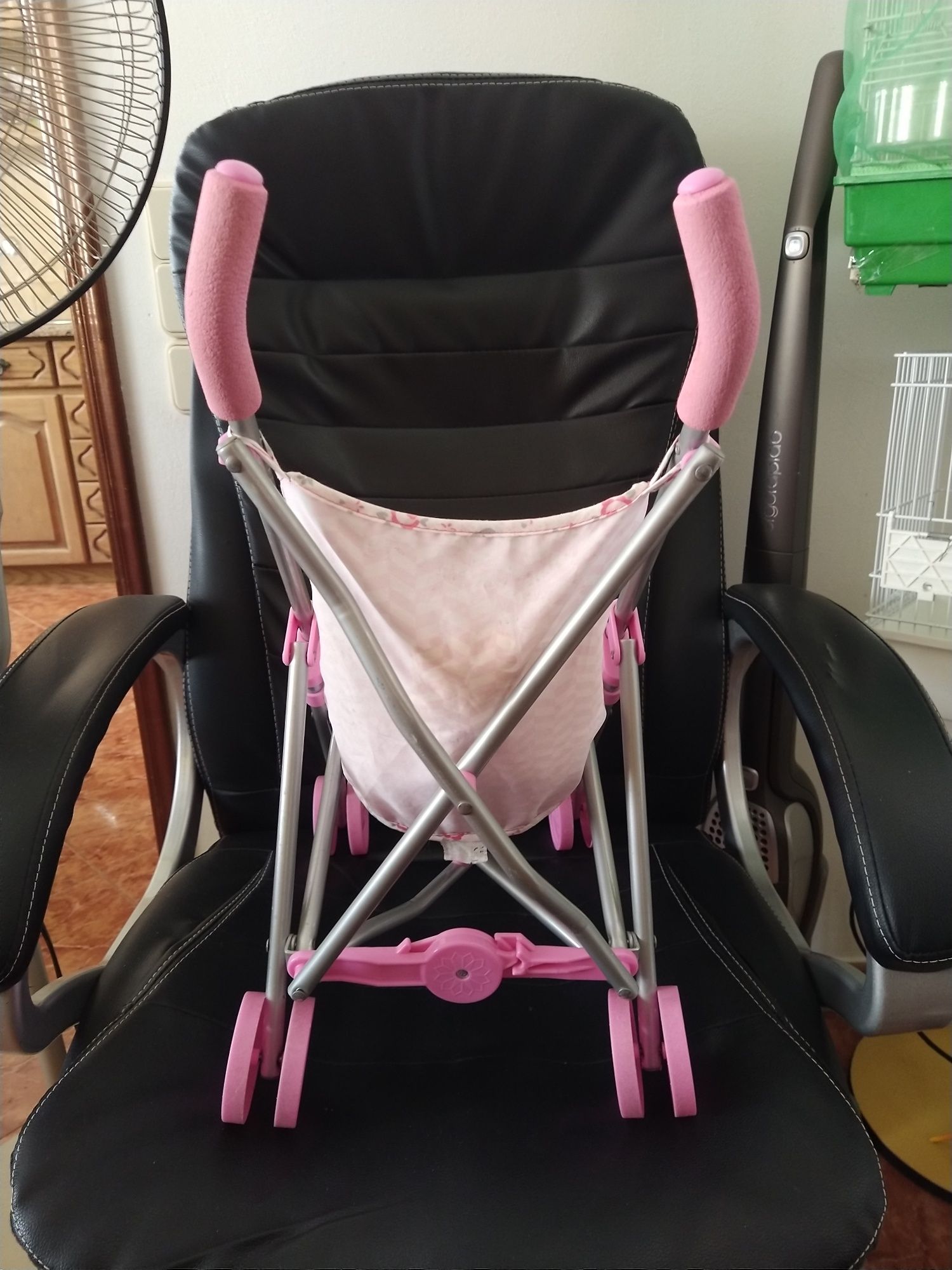 Carrinho de bebé com boneca cadeira com rodas executiva quarto sala.