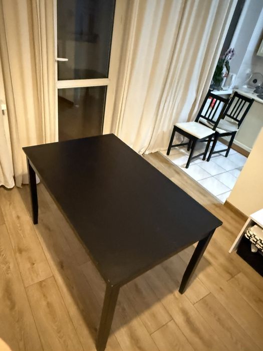 Czarny stoł w dobrym stanie ikea