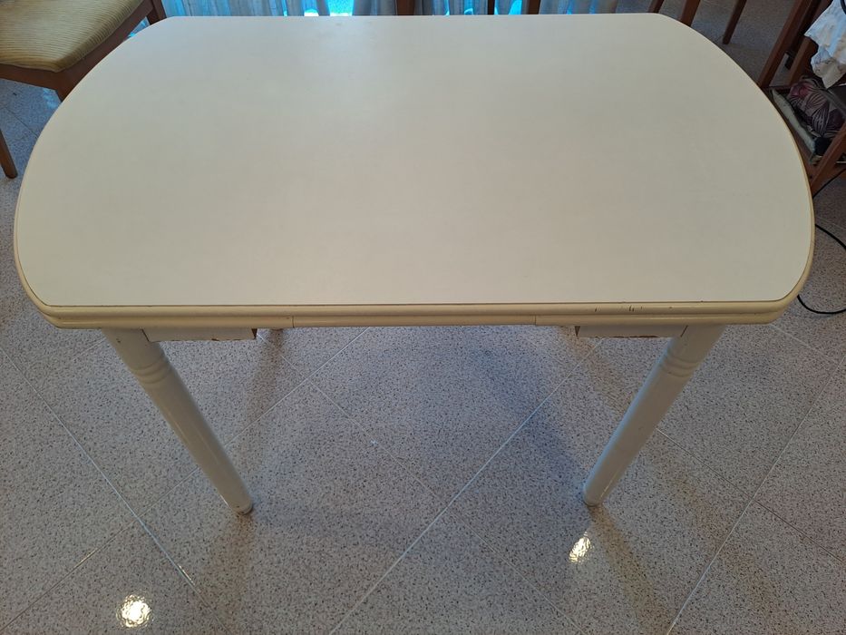 Mesa de cozinha branca extensível