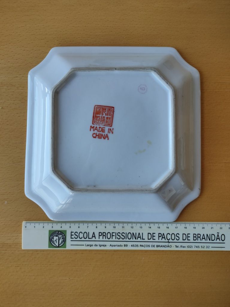 Conjunto de pratos decorativos.