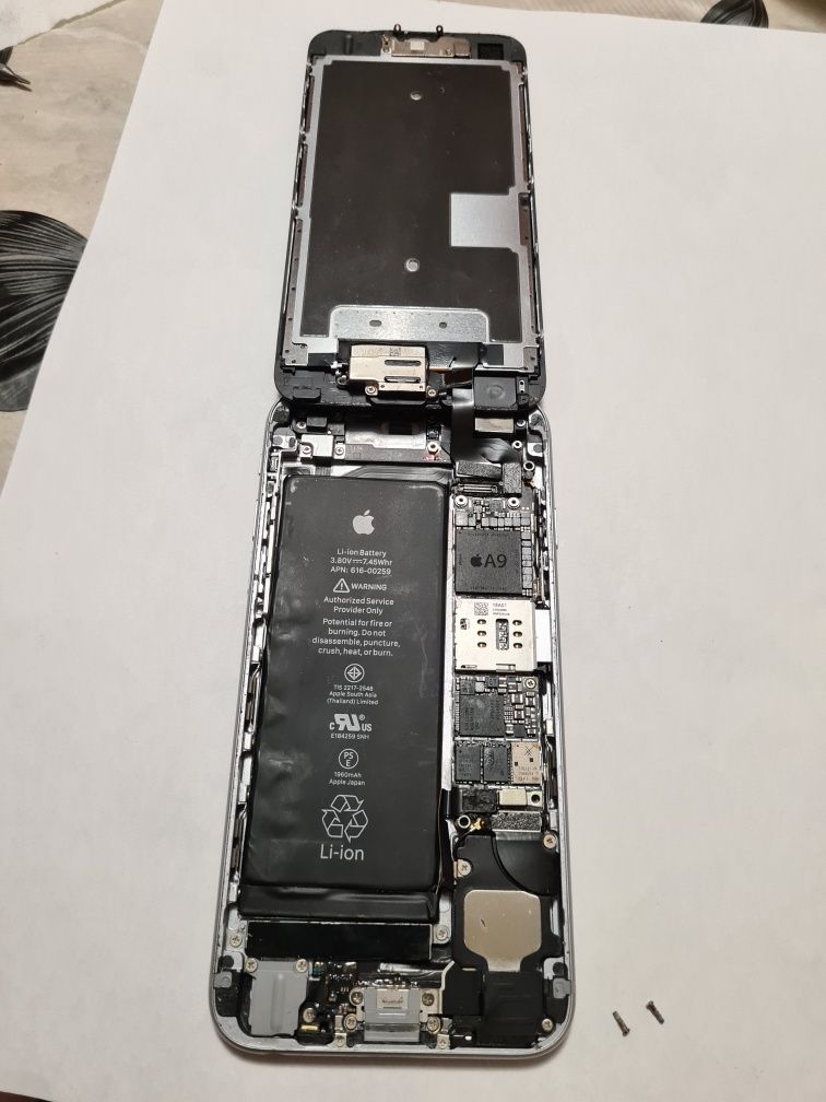 На Запчастини чи Під Ремонт iPhone 6s A1688 64GB не робочий