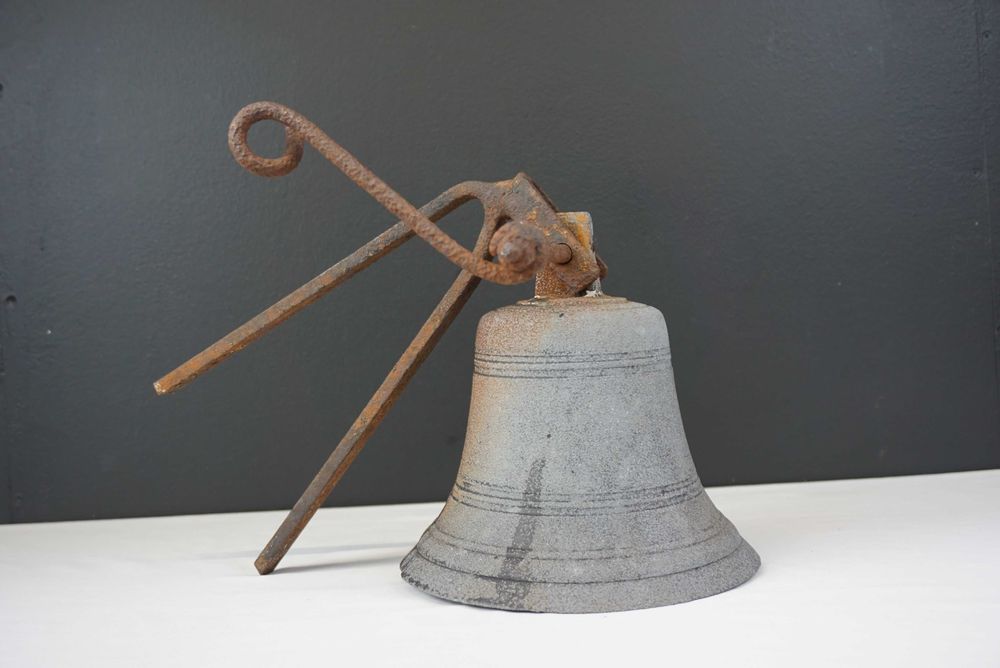 Zabytkowy żeliwny dzwon dzwonek ścienny klasztor szkoła