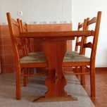 Mesa com 4 cadeiras em madeira maciça e tampo de mármore