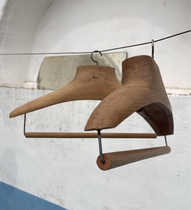 Cabides antigos de madeira
