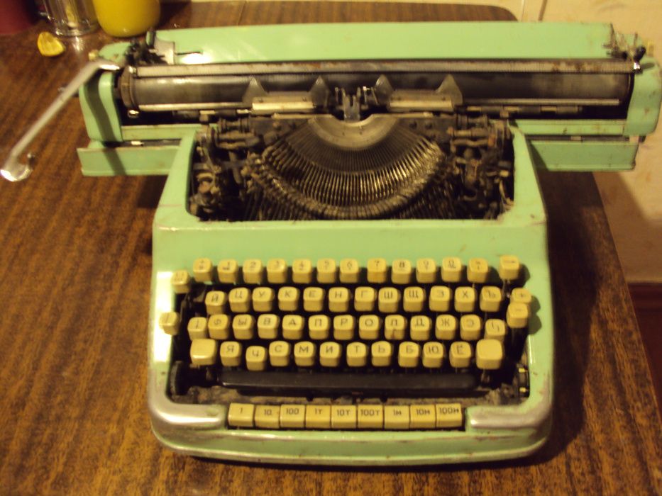 Печатная, пишущая машинка, весы механические уточки, радио