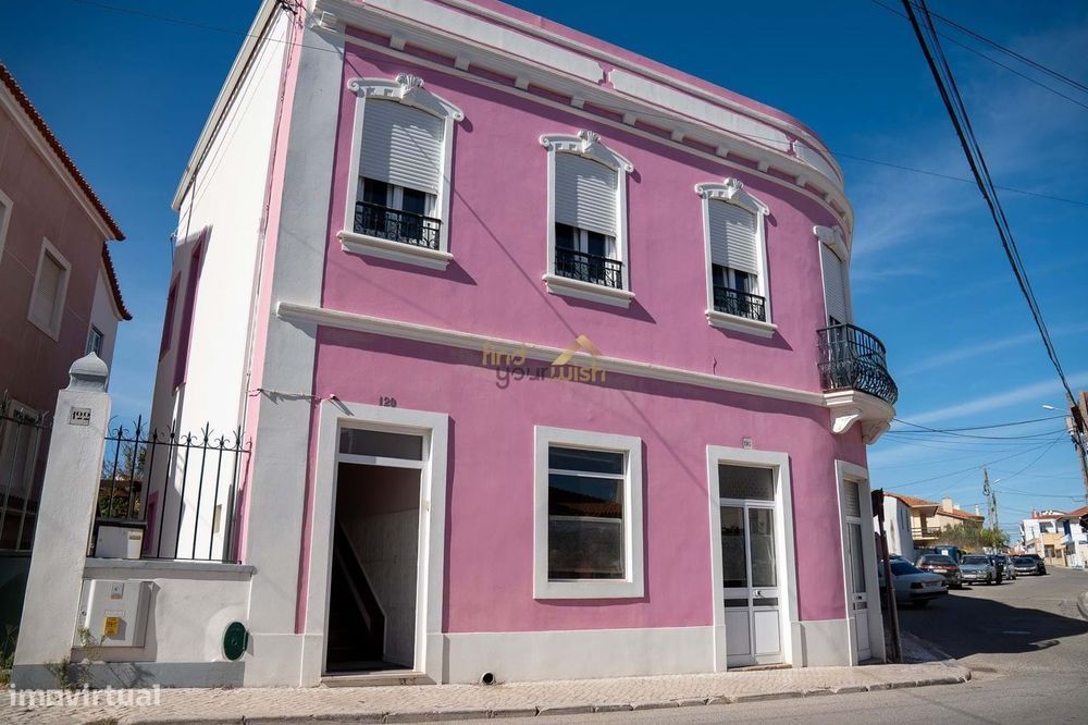 Propriedade com Apartamento T4 e duas Lojas para investidores em Valad