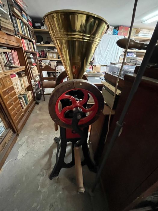 Grande e antigo moinho de café de duas rodas