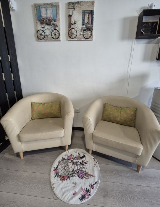 Cadeirões bejes como novos