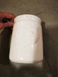 Pojemnik ceramiczny biały wazonik osłonka