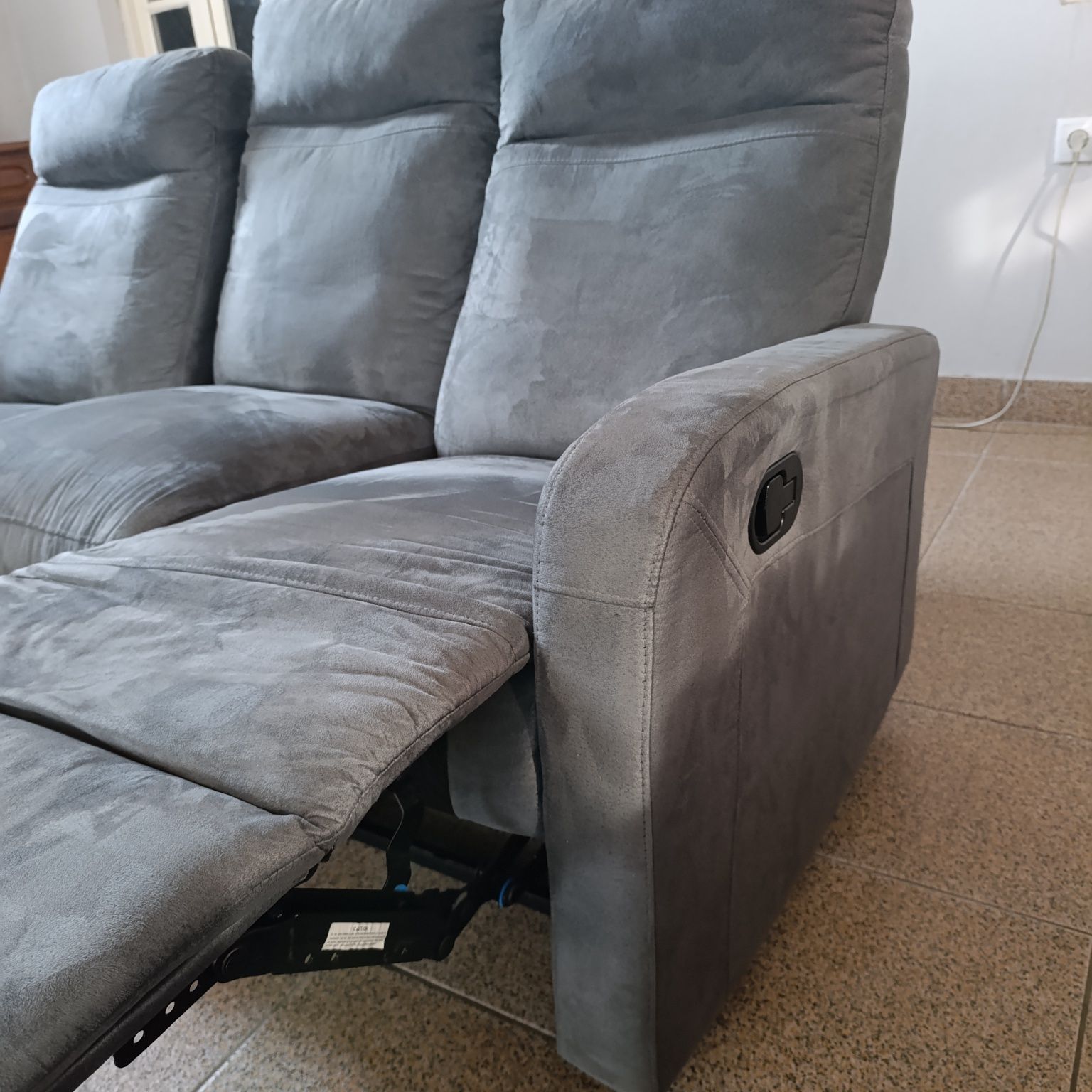 Sofá 3 Lugares Reclinável Streightex – Conforto Máximo!