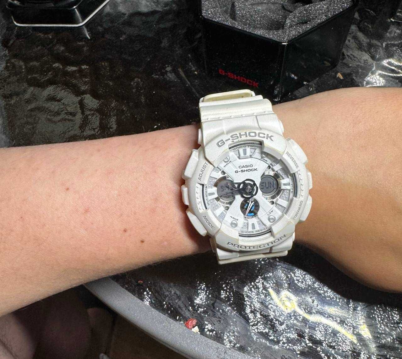 Годинник Casio G Shock resist GA 120A 7AER білий