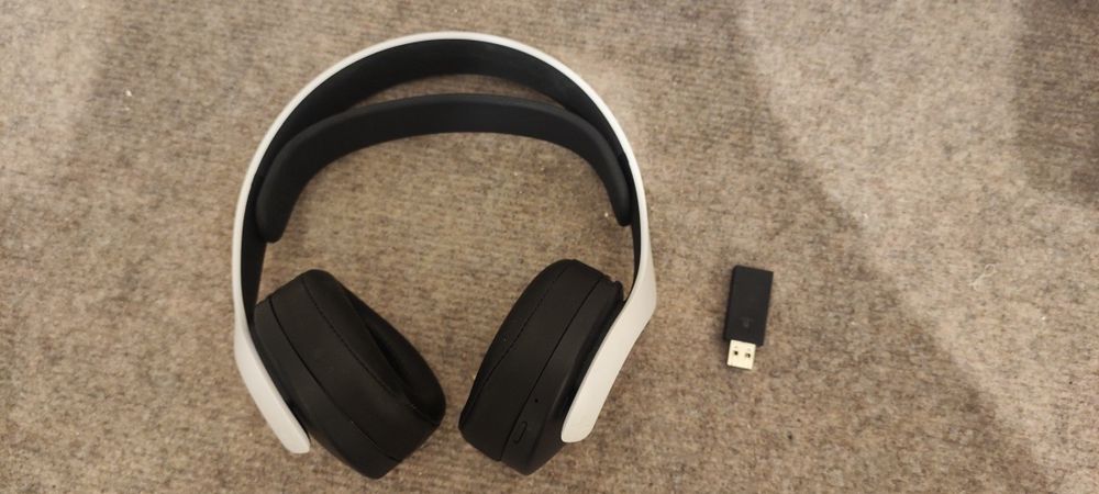 PlayStation 5 + 3 pady Dualsense + stacja ladujaca + słuchawki Pulse 3