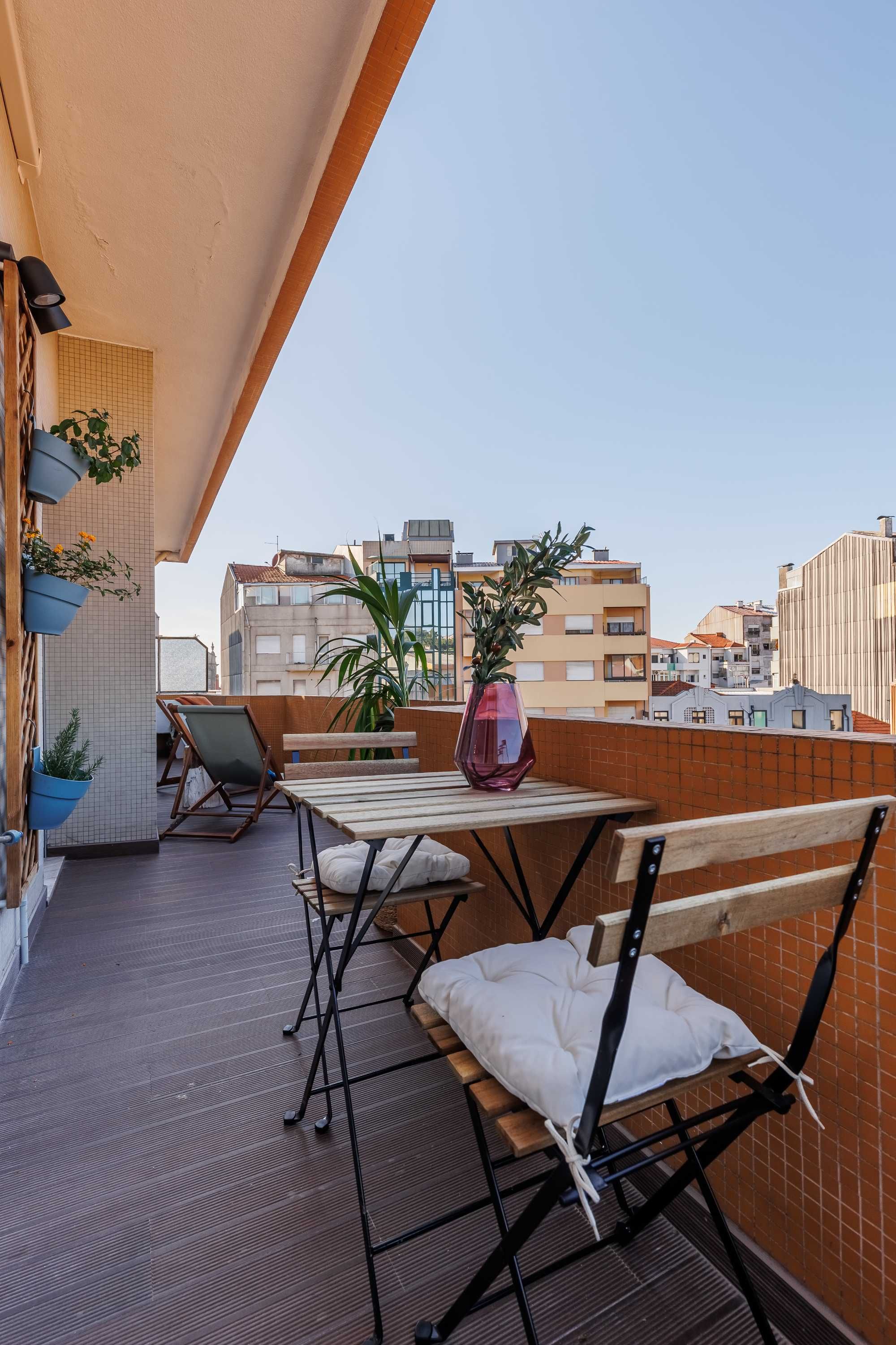 Apartamento com 2 quartos e varanda