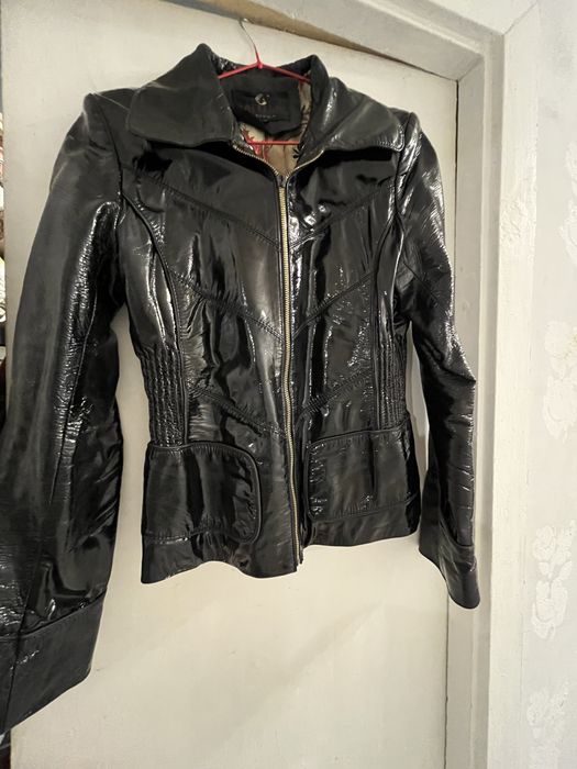 Продаю жіночу шкіряну лакову курточку!