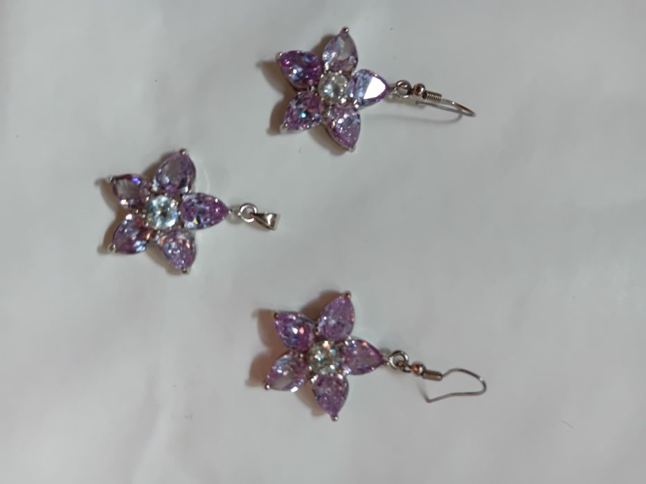 Kolczyki oraz wisiorek