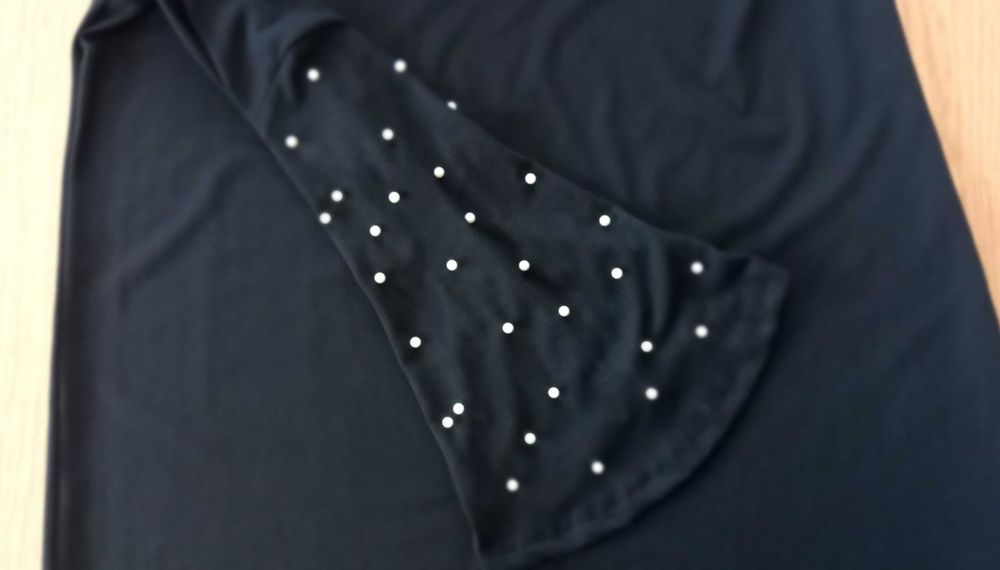 Czarna sukienka na imprezę, z perełkami