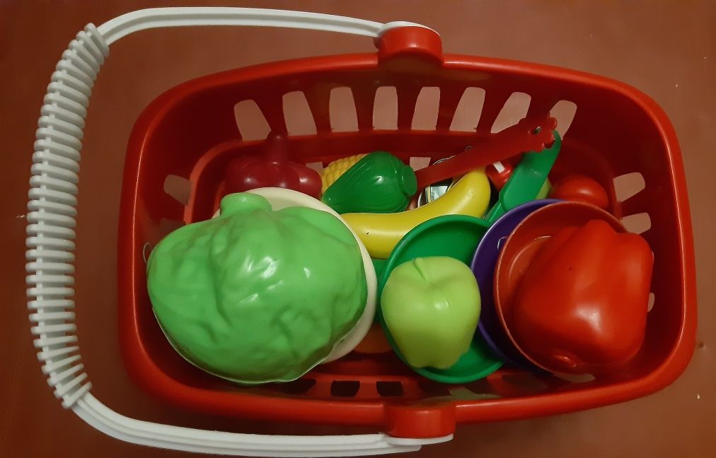 Овощи и посуда в корзине