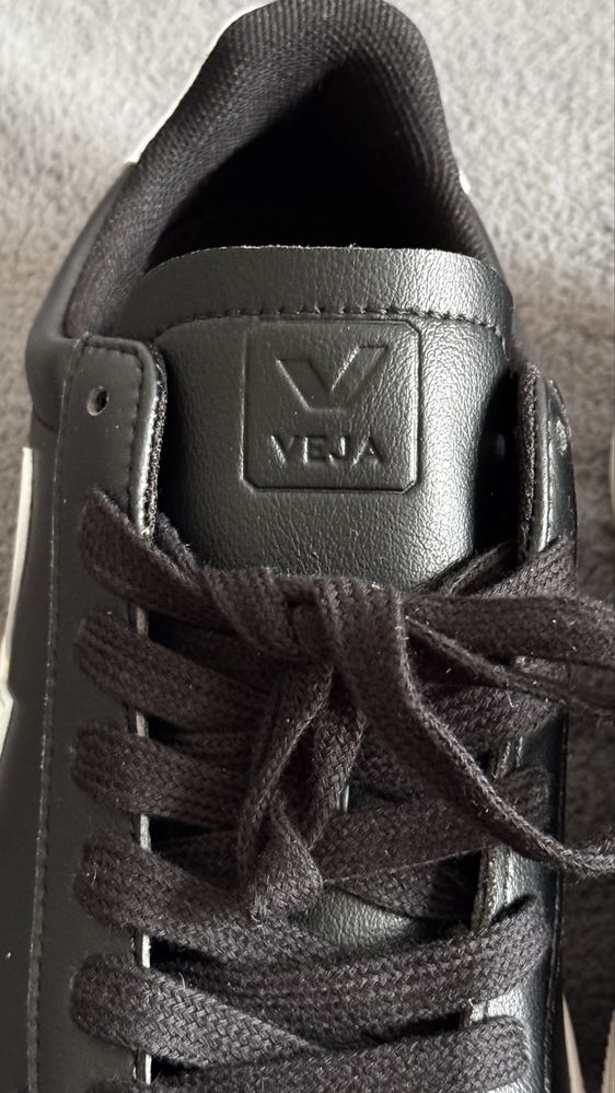 Нові кросівки Veja