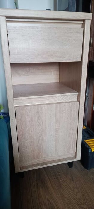 Komoda, szafka w kolorze dąb sonoma z nóżkami - bardziej funkcjonalna