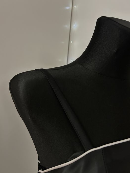 Sukienka wieczorowa czarna z falbankami rybka dopasowana z kwiatem