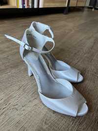 Białe buty satynowe na szpilce