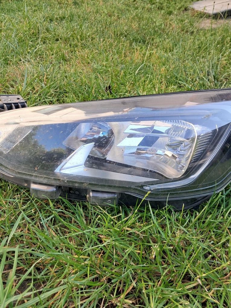 Ford Focus mk4 lampy reflektory przednie led statyczne czarne komplet