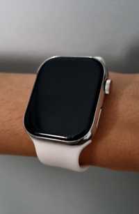 Srebrny smartwatch *połączenia Bluetooth