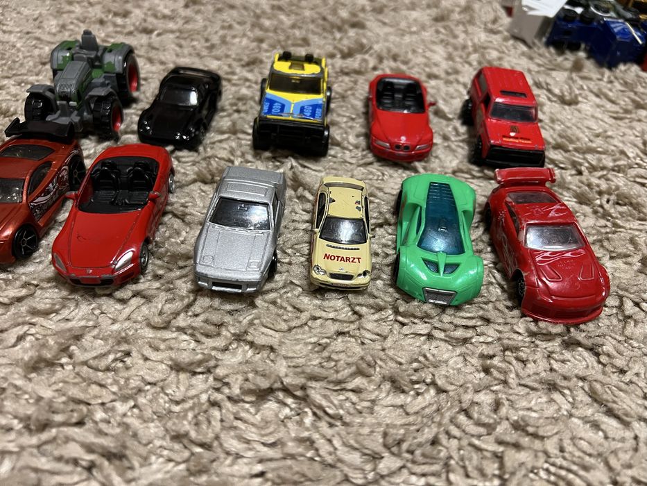 Машинки моделі різні