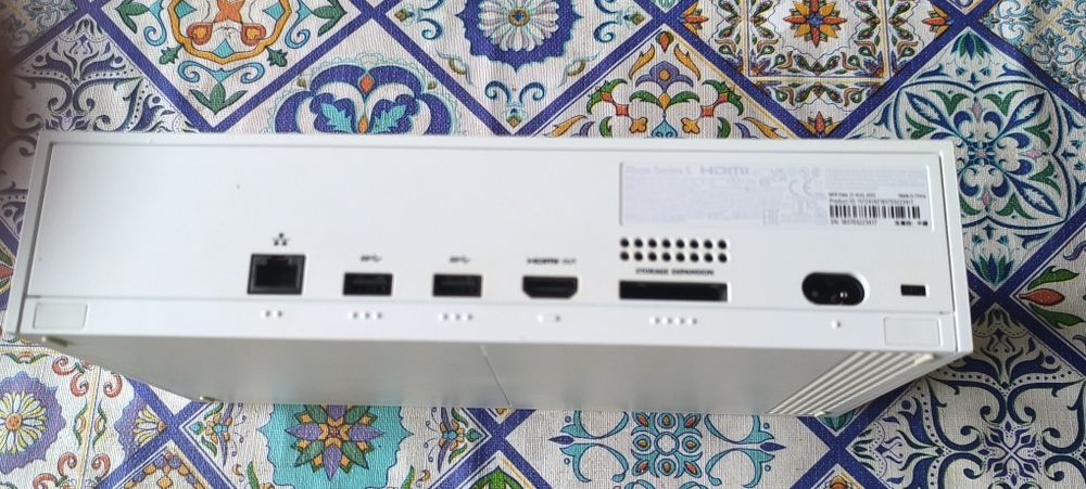 Xbox Series S z pudełkiem (lekko uszkodzonym)