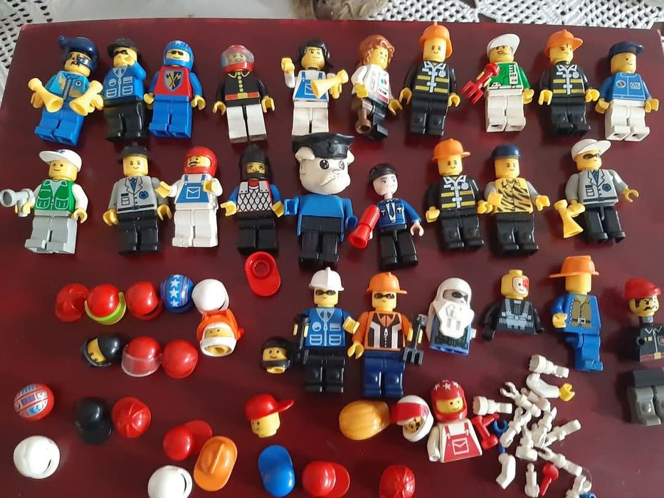 Conjunto de 20 Minifugures da Lego, 1 Fabuland Figura Bulldog
e vários