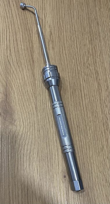 Latarka LED z magnesem na weśięgniku teleskopowym.