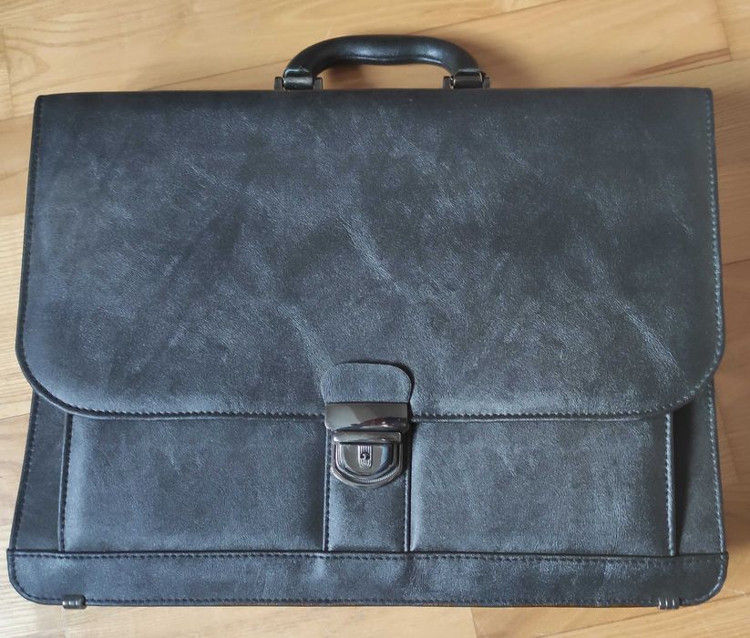 Czarna teczka-aktówka z rączką