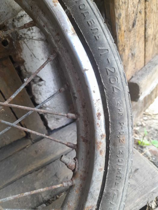 Колесо мопеда з покришкою